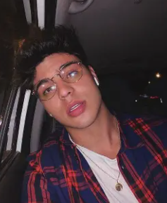 <em><strong>carlos M</strong></em>